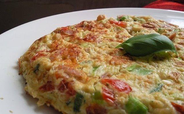 Proteinski doručak: Omlet od paradajza i bosiljka